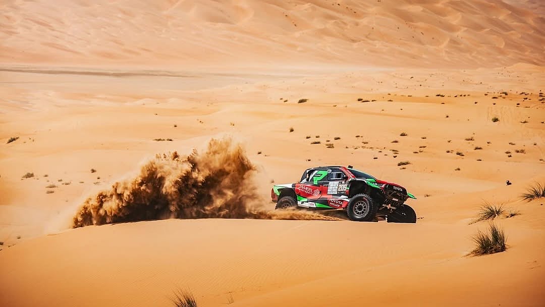 Instagram/abudhabidesertchallenge : A car battles the dunes in the sands of Abu Dhabi.