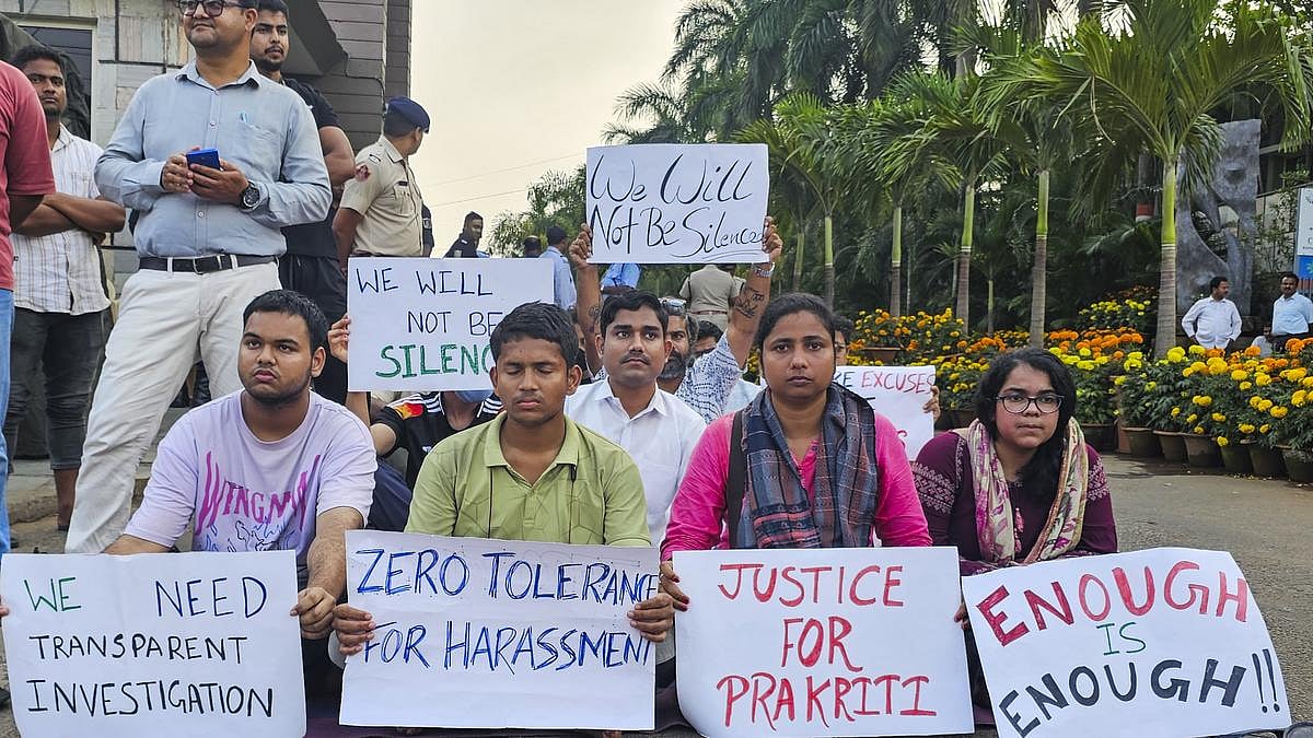 PTI : Students protest at KIIT, Bhubaneshwar