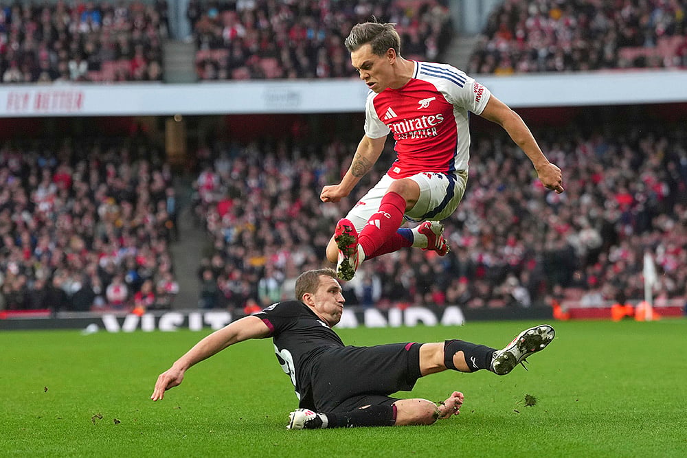 English premier league soccer 2024-25 Arsenal FC vs West Ham United: Tomas Soucek 