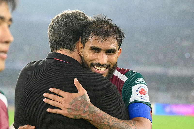 Mohun Bagan Super Giant skipper Subhasish Bose embraces head coach Jose Molina after the win