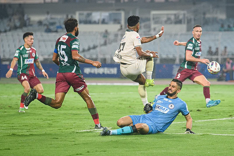 Mohun Bagan goalkeeper Vishal Kaith thwarts an Odisha FC attempt