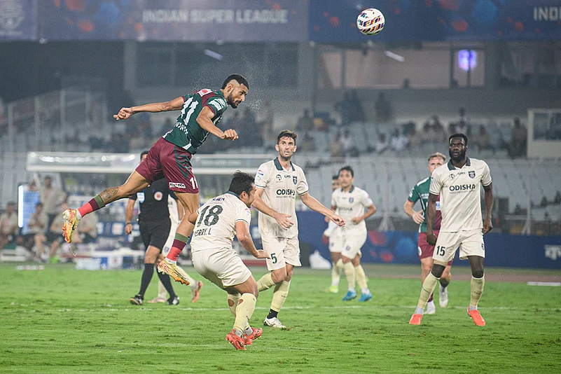 Manvir Singh completing a header during the ISL match between Mohun Bagan and Odisha FC