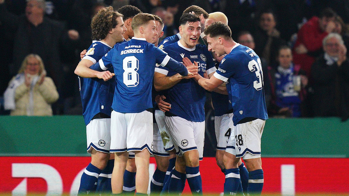 Arminia Bielefeld's players celebrate. - null