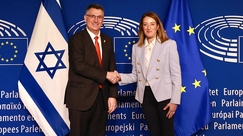 Israels Foreign Minister Gideon Saar with European Parliament President Roberta Metsola.