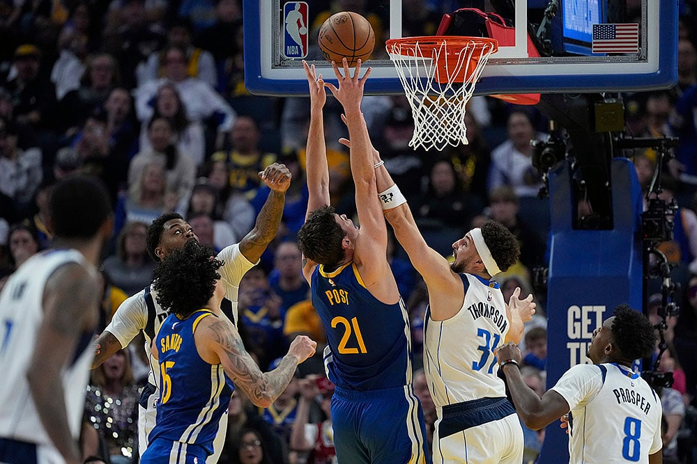 | Photo: AP/Godofredo A. Vásquez : NBA 2024-25, Mavericks vs Warriors: Warriors center Quinten Post (21) and Mavericks guard Klay Thompson (31) compete for a rebound 