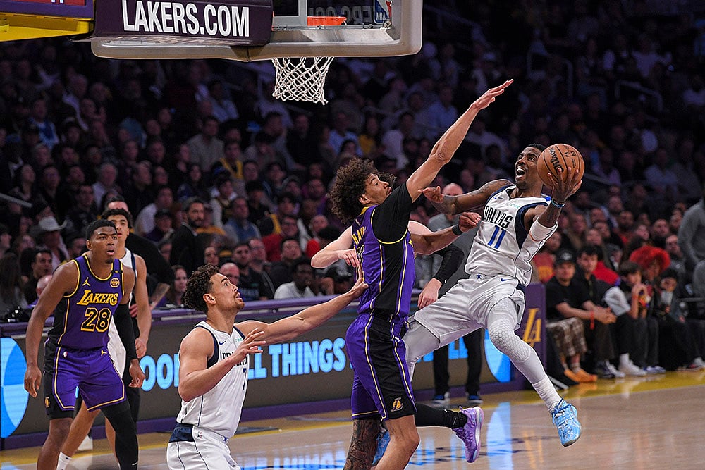 | Photo: AP/Mark J. Terrill : NBA 2024-25: Mavericks guard Kyrie Irving (11) shoots