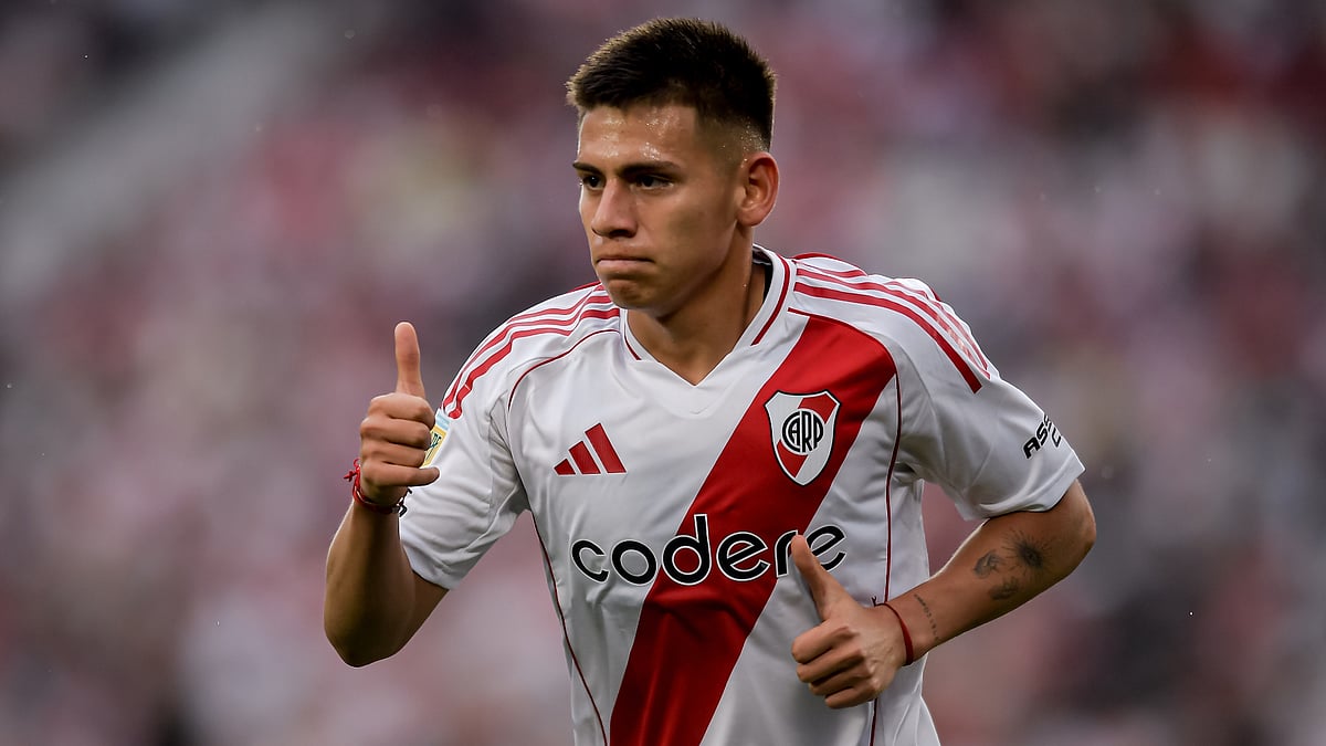 Claudio Echeverri in action for River Plate.