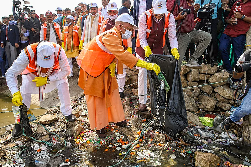 Yogi at cleanliness drive at Sangam