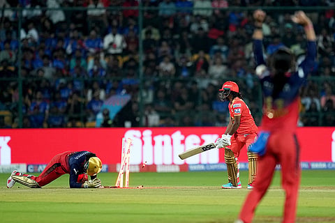 WPL 2025, RCB vs GG: Bengaluru’s Richa Ghosh takes the bails off to dismiss Gujarat Giants’ Dayalan Hemalatha