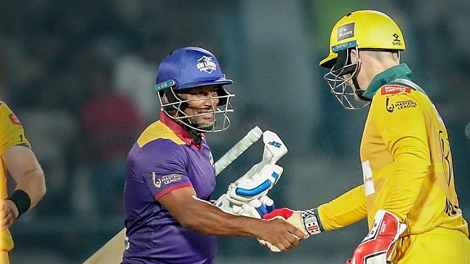 X/International Masters League : Jeevan Mendis (left) shakes hands with Ben Dunk after Sri Lanka Masters won the match.