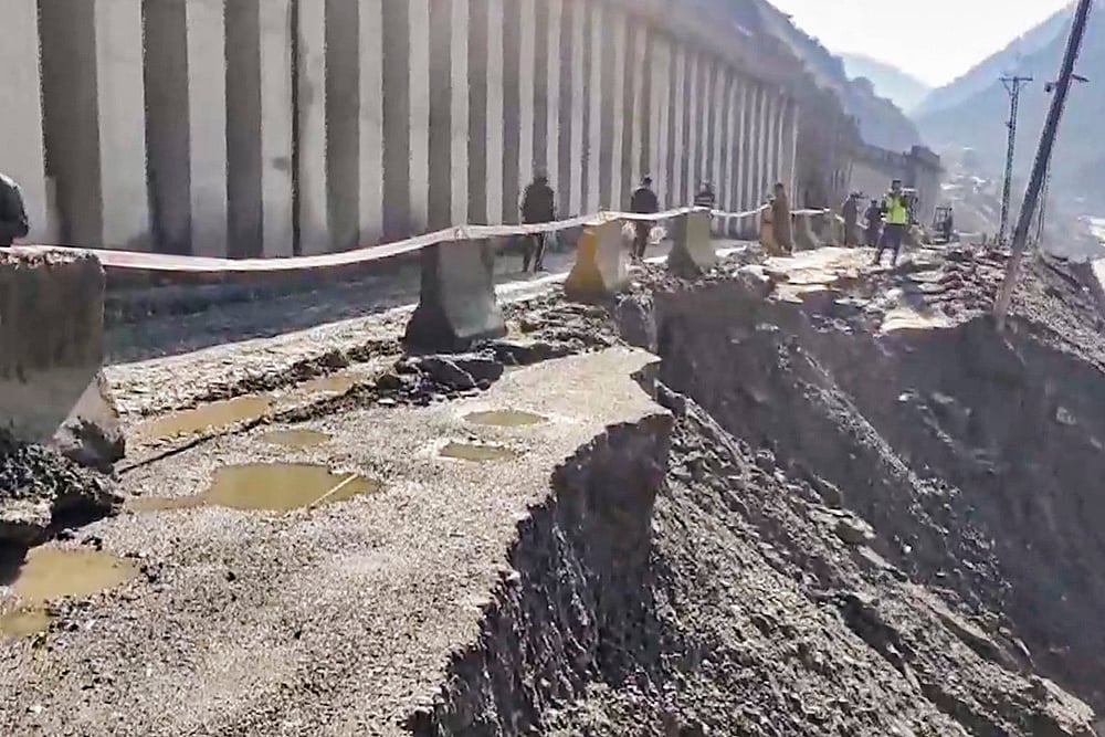 Jammu-Srinagar National Highway closed
