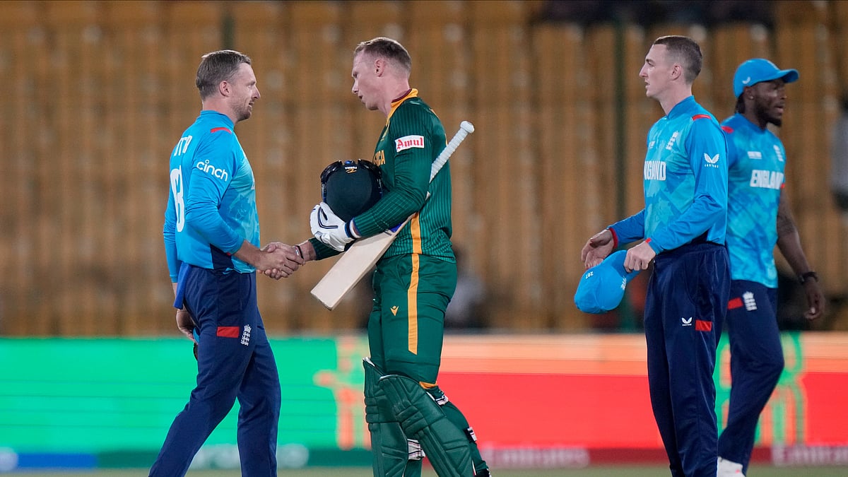 AP Photo/Anjum Naveed : South Africa's Rassie van der Dussen, center, shakes hand with England's Jos Buttler, left, on the end of the ICC Champions Trophy cricket match between England and South Africa, in Karachi.