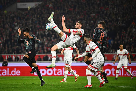 Bundesliga soccer 2024-25: Stuttgart's Jeff Chabot in action between Munich's Michael Olise and Leon Goretzka