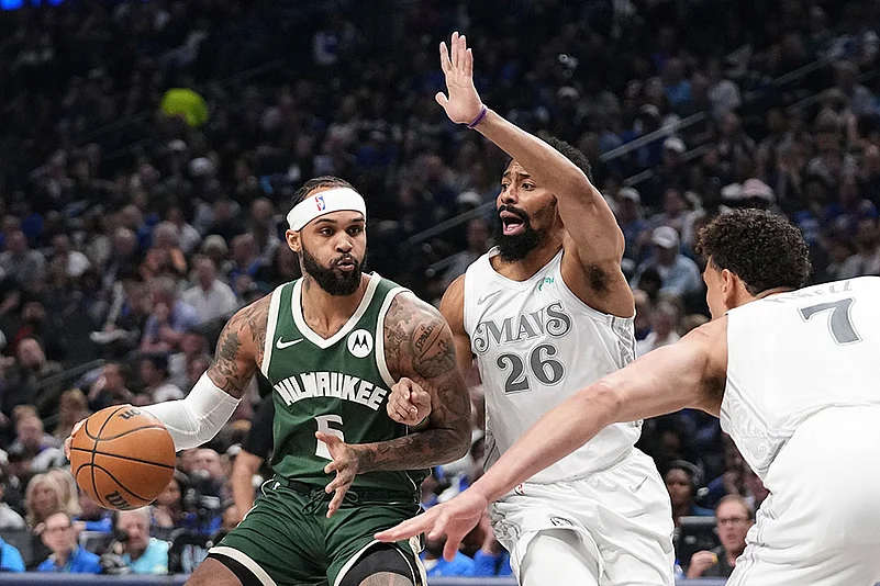 NBA Basketball Game: Dallas Mavericks vs Milwaukee Bucks