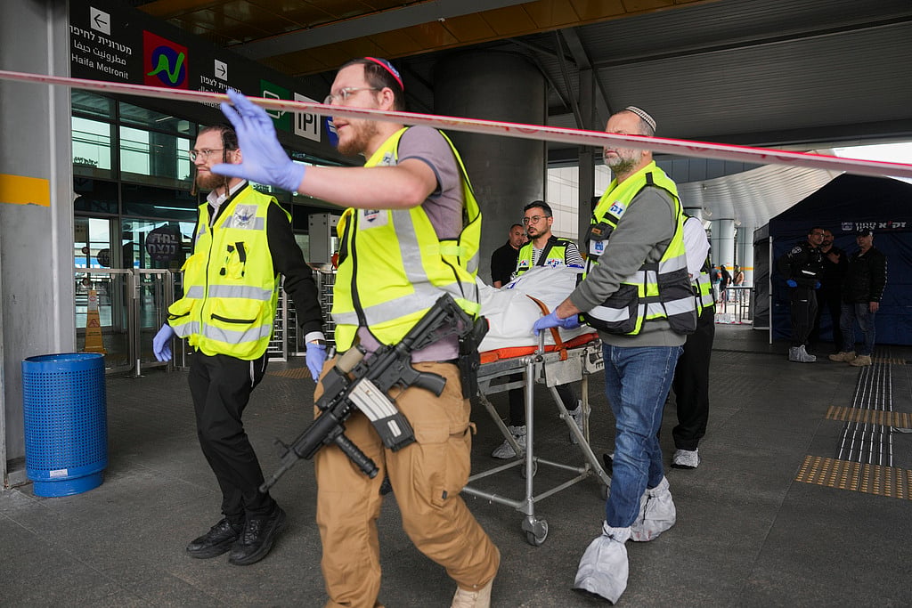 | Photo: AP : 1 Dead, 4 Injured In Stabbing Attack; Suspected Assailant Killed 