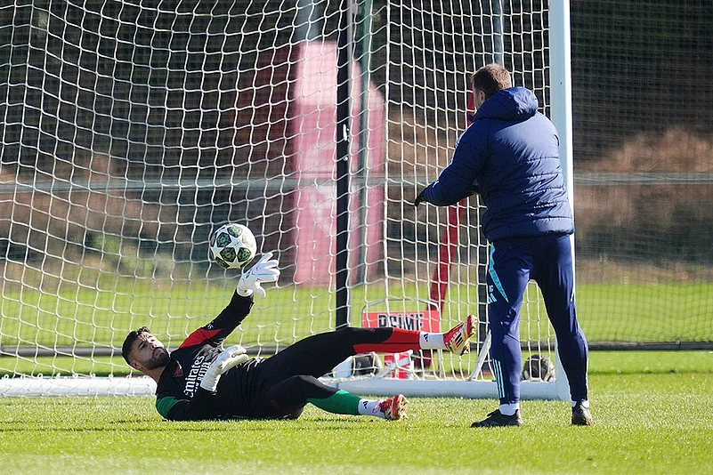 UEFA Champions League Round Of 16, Arsenal players during a training session_David Raya