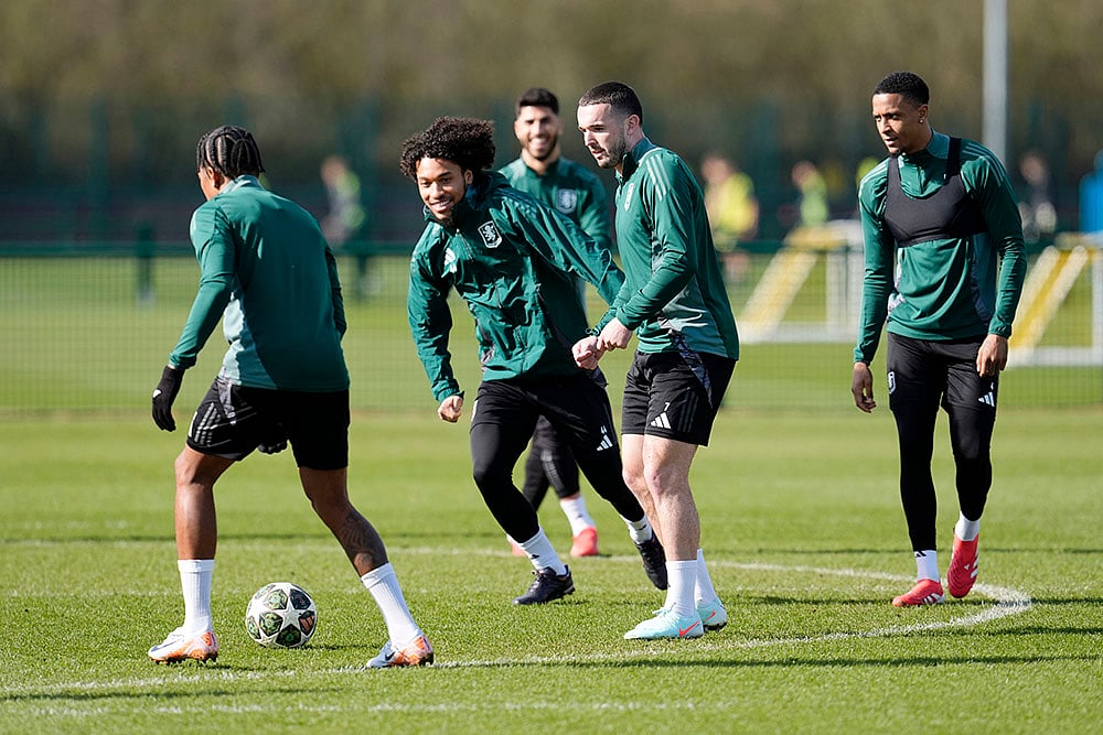 UEFA Champions League Round Of 16, Aston Villa players during a training session_2