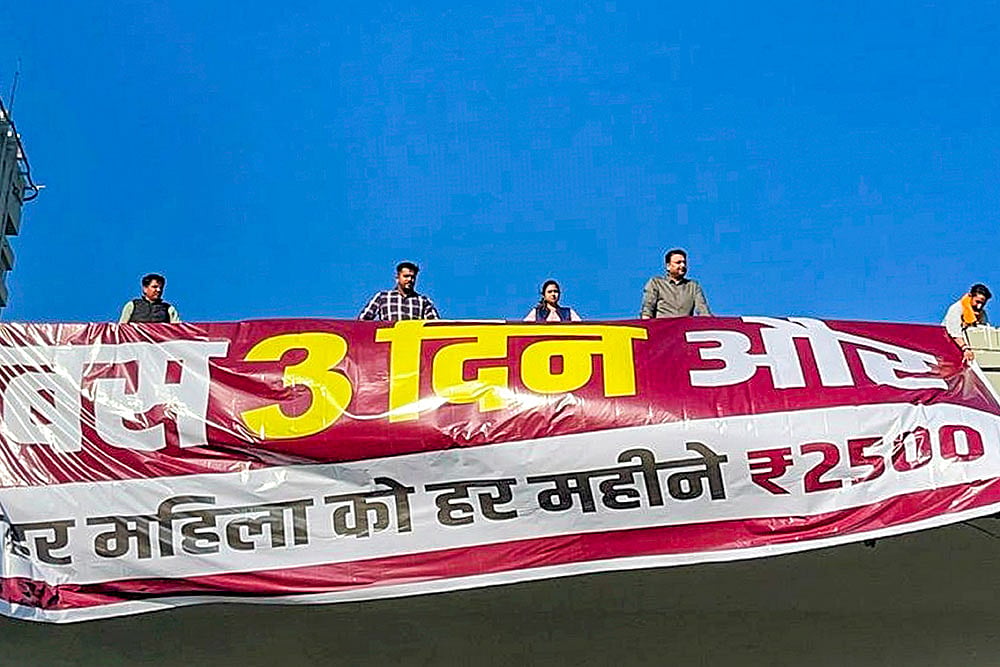 AAP protests over BJPs monthly aid to women