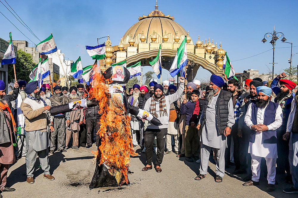 | Photo: PTI/Shiva Sharma : Farmers' protest in Amritsar
