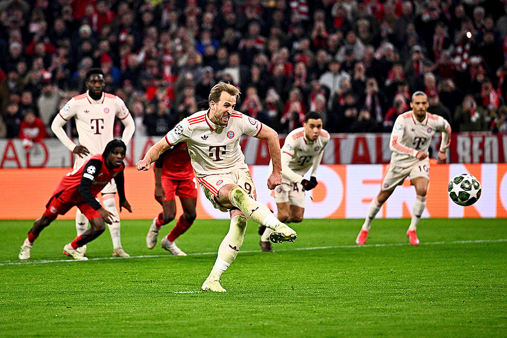 | Photo: Tom Weller/dpa via AP : UCL round of 16 first leg, FCB vs Bayer 04: Munich's Harry Kane scores his side's third goal