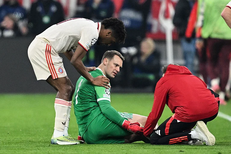 Munich's goalkeeper Manuel Neuer, center, receives treatment during the Champions League round of 16 first leg soccer match between FC Bayern Munich and Bayer 04 Leverkusen in Munich, Germany, Wednesday, March 5, 2025. - (Sven Hoppe/dpa via AP)
