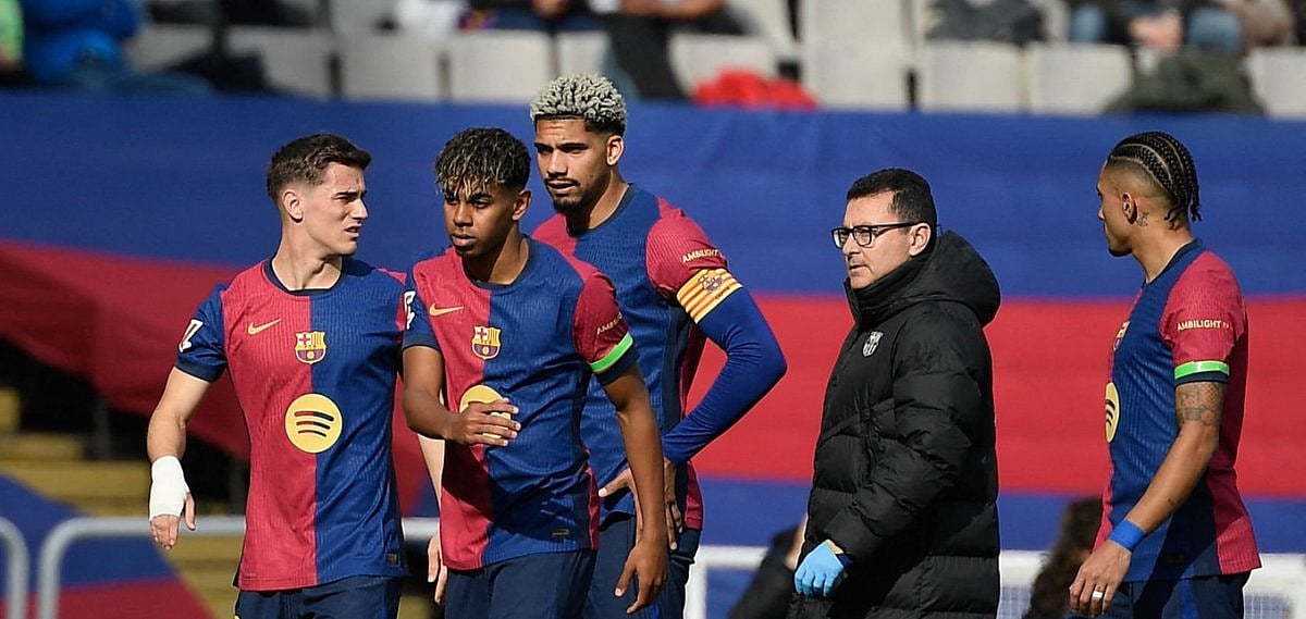 Barcelona-Club-La-Liga : Carles Minarro Garcia (in black) with FC Barcelona players
