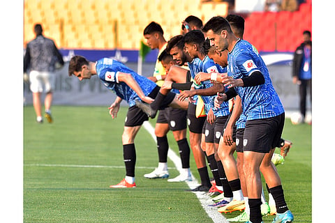 ISL 2024-25: NorthEast United players warm up