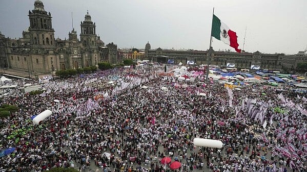 AP : Thousands Of Mexicans Celebrate US Decision To Delay Tariffs