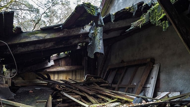 Six People died after the roof of their house collapsed