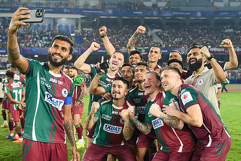 ISL 2024-25, MBSG vs FCG: A group photo for the League Shield-winning team