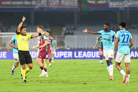 ISL 2024-25, MBSG vs FCG: Referee shows a yellow card