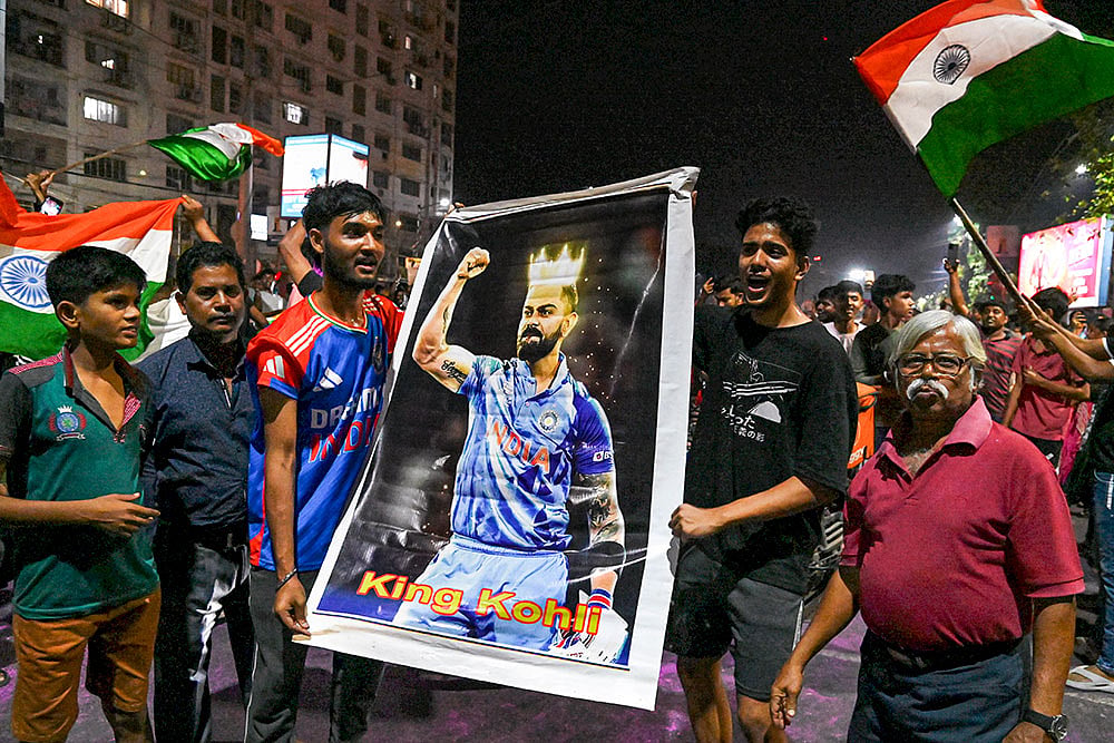 Cricket lovers celebrate Indian teams win in Kolkata