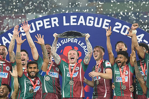 ISL 2024-25, MBSG vs FCG: Mohun Bagan players lift the league winners' shield