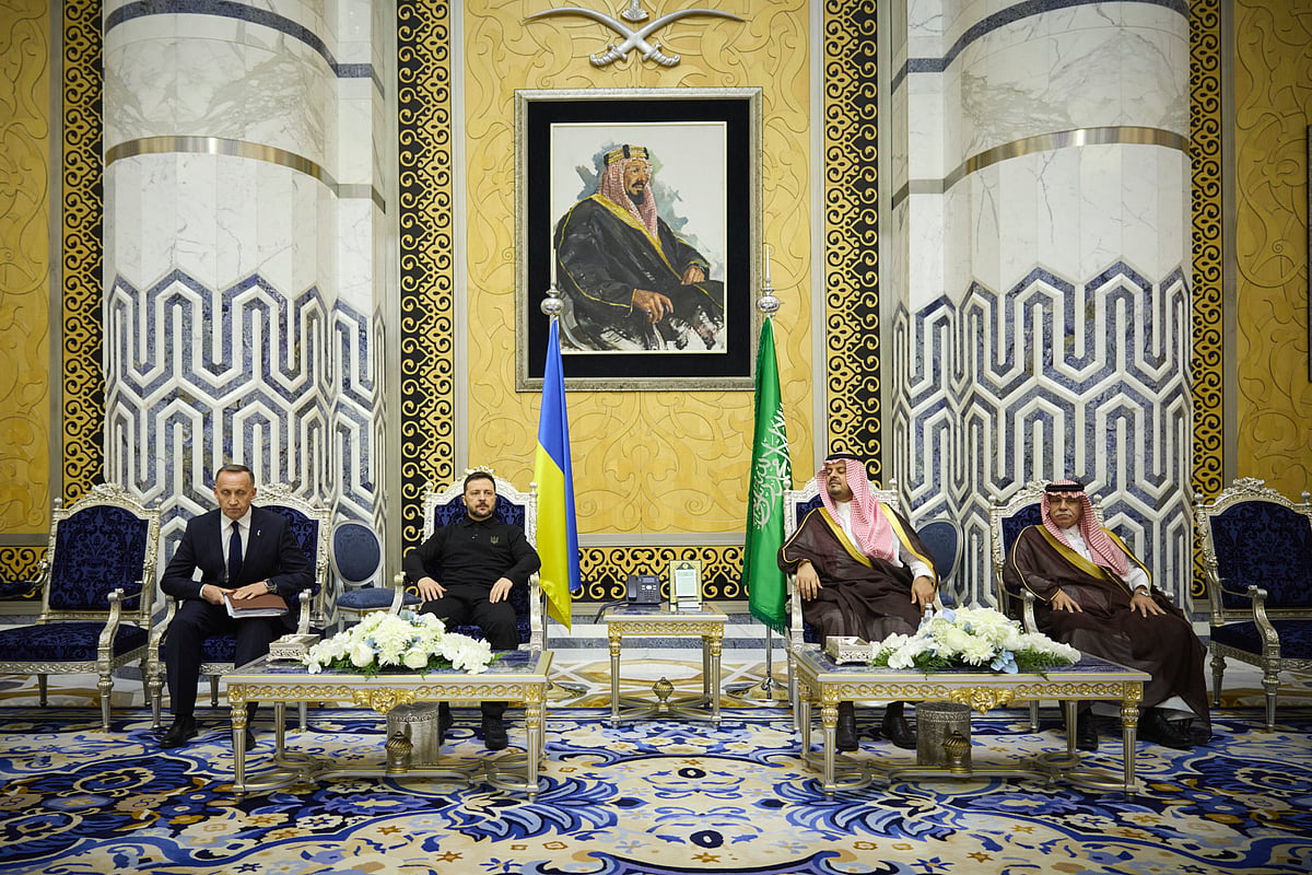 AP : Ukrainian President Volodymyr Zelenskyy with Crown Prince Mohammed bin Salman and others in Saudi