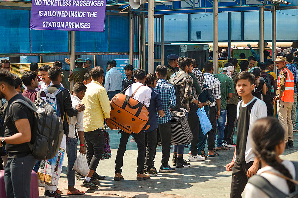 Rush at stations ahead of Holi