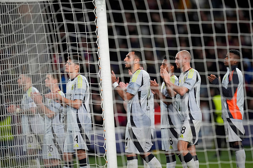 | Photo: AP/Emilio Morenatti : UCL 2024-25, FCB Vs Benfica: Benfica players applauds fans