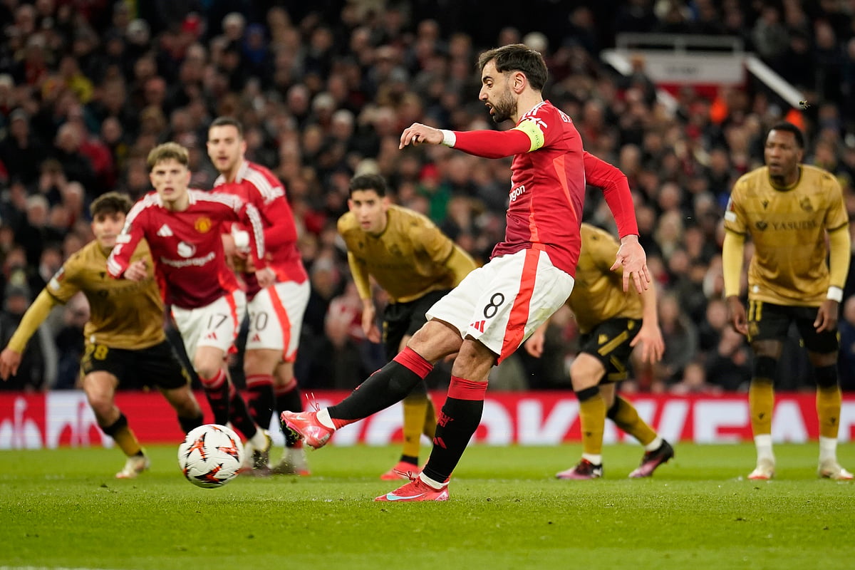 Manchester United's Bruno Fernandes scores his side's first goal by penalty kick during the Europa League soccer match between Manchester United and Real Sociedad at Old Trafford stadium in Manchester, England, Thursday, March 13, 2025.

