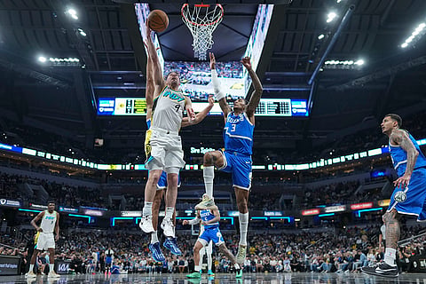 NBA 2024-25, Bucks vs Pacers: Pacers guard T.J. McConnell (9) shoots