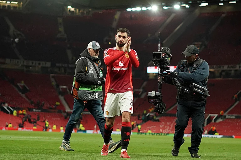 Europa League 2024-25: Manchester United's Bruno Fernandes applauds to supporters after the match - | Photo: AP/Dave Thompson