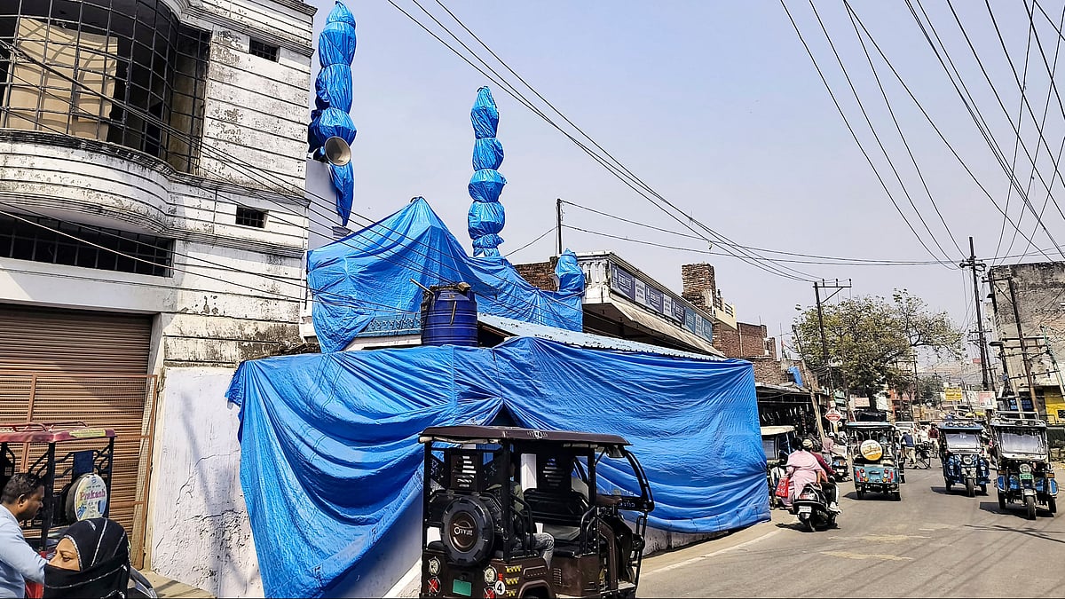 PTI : Mosque covered ahead of Holi procession
