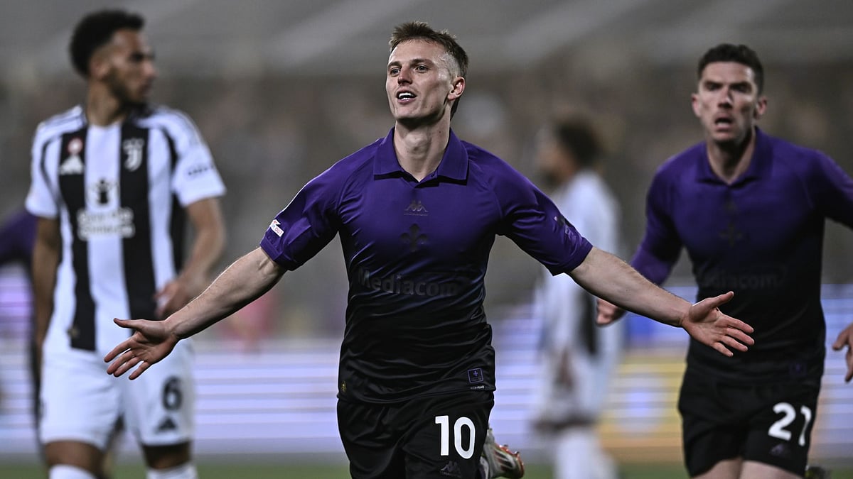 Gudmundsson celebrates after scoring Fiorentina's third goal - null
