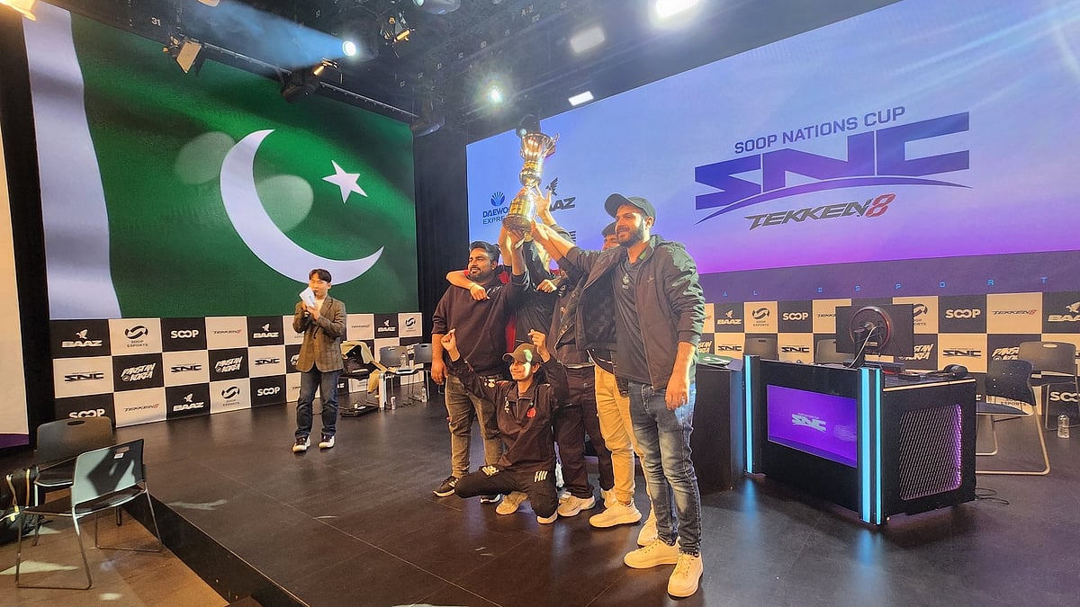 X/rangchu123 : Pakistan pose with the trophy after beating South Korea in the Tekken 8 team tournament.