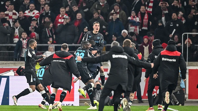 Leverkusens Patrick Schick and the team celebrate