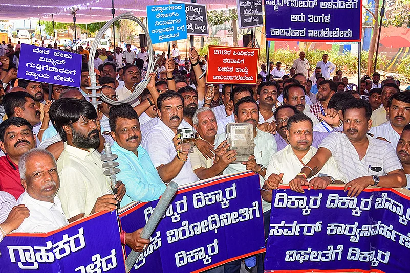 Ktaka Electrical Association protest in Bengaluru