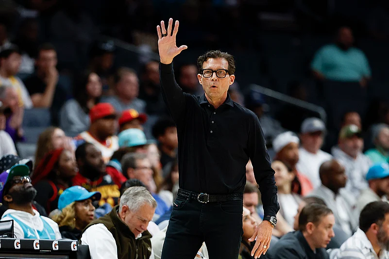 Atlanta Hawks vs Charlotte Hornets NBA basketball game in Charlotte photos: Quin Snyder