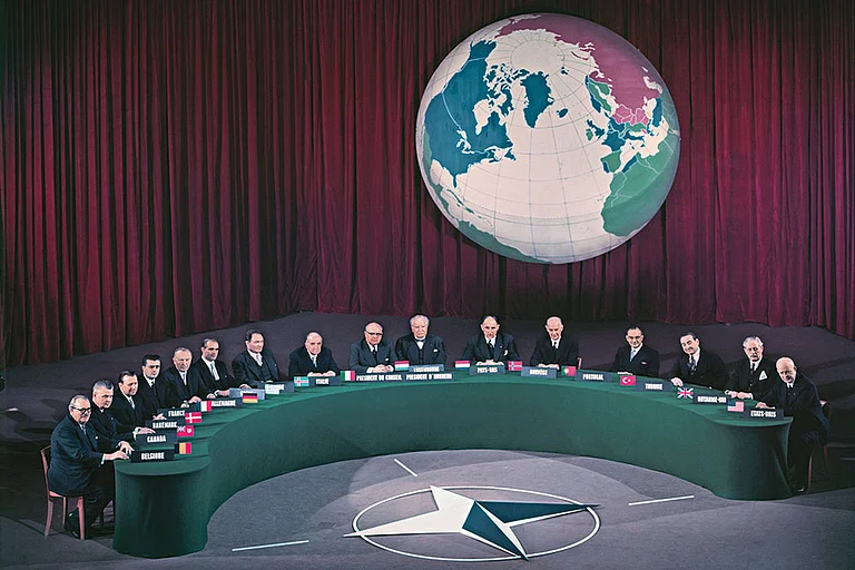 A Crucial Meet: Heads of government attending the 1957 NATO meet at the Palais de Chaillot, Paris - | Photo: Getty Images