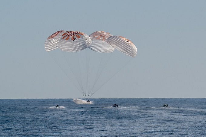X/NASA : SpaceX capsule carrying NASA astronauts splashed down on the Gulf of Mexico on Tuesday Evening