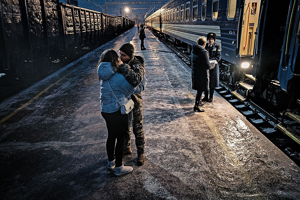 | Photo: Getty Images : Pain of Parting: A Ukrainian soldier and his girlfriend say goodbye at a 
train station in Kramatorsk, Ukraine, on December 10, 2023