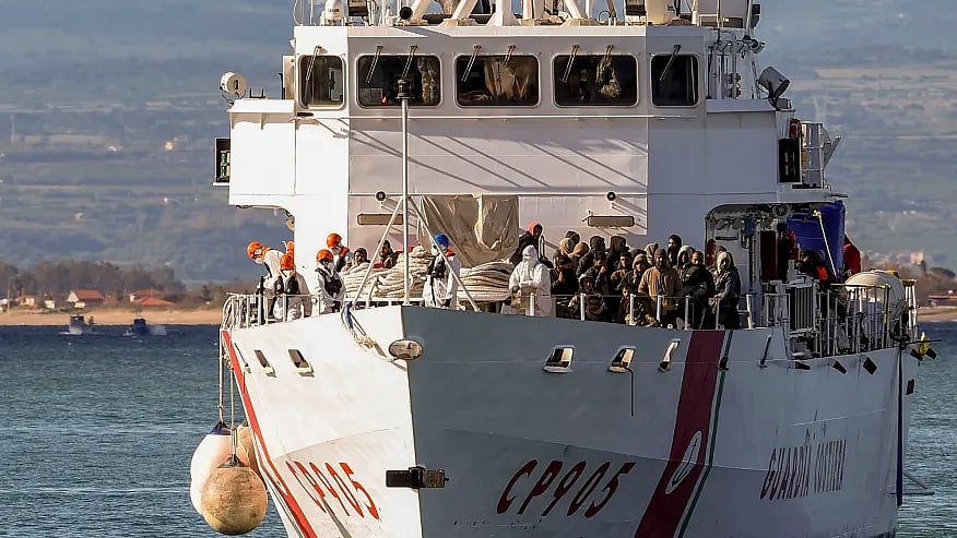 AP : Italian coastguard recovers dead bodies after shipwreck 