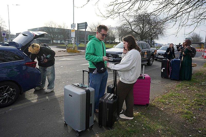 Britain London Fire Heathrow airport shuts down_9